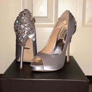 New silver Badgley Mischka size 7 1/2 bridal heels
